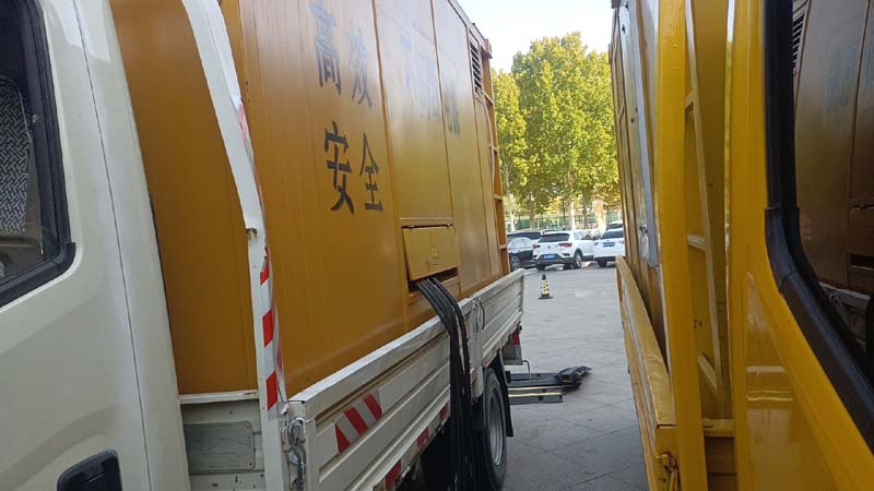 理县如何判断柴油发电机组和UPS电源的切换时间是否符合要求？