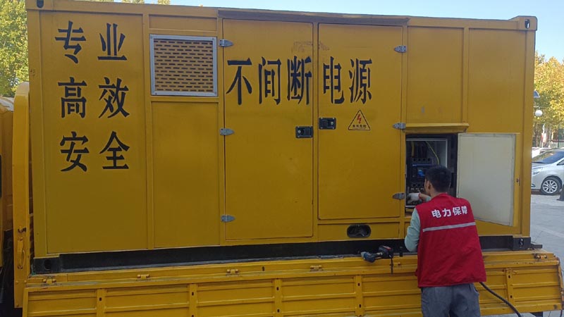 理县柴油发电机组和UPS电源配合使用时，如何避免切换过程中的电力中断？